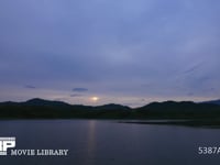 タイムラプス　湖の朝焼け 湖面に映える朝焼け　小さな吊るし雲が発生します