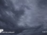 タイムラプス　曇り空 曇り空の黒雲が流れていく様子