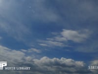 青空と雲の流れ　4Kタイムラプス 速度の違う２層の雲