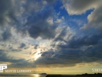 梅雨時の夕焼け　4Kタイムラプス 梅雨時の不安定な夕暮れの雲