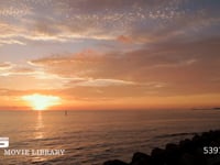 水平線と夕日 堤防から見た、海に沈む夕日。ノーマルスピード、フィックス撮影