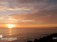 水平線と夕日 堤防から見た、海に沈む夕日。ノーマルスピード、フィックス撮影