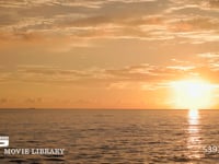 夕日に染まる海 夕日と海。ノーマルスピード、フィックス撮影
