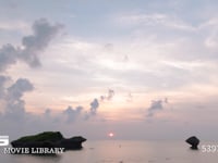 日の入り時の海と空のタ微速度撮影 海岸から見た日の入り時の海と空。タイムラプス。フィックス撮影。DCI 4K