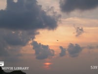 夕暮れの空と軍用ヘリ ノーマルスピード。フィックス撮影。DCI 4K