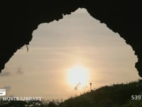 岩場の間から見た夕日 ノーマルスピード。フィックス撮影。DCI 4K