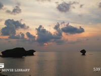 夕暮れ時の静かな海 海岸沿いから見た静かな海と夕日。ノーマルスピード。フィックス撮影。DCI 4K