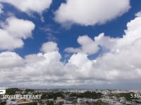 高台から望む町並みと流れる雲 にわか雨　沖縄市から望むうるま市方面のタイムラプス　DCI 4K　フィックス撮影
