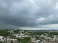 高台から見たにわか雨の様子　微速度撮影 高台から見た街と部分的な雨　DCI 4K　微速度撮影