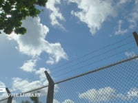 米軍基地のフェンスと青空 フェンス越しに見た基地のフェンスと空　DCI 4K　ノーマルスピード　フィックス撮影