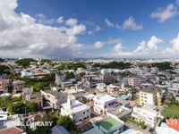 高台から望む町並みと青空の微速度撮影 (DCI 4K) 高台から望む微速度撮影の風景　部分的に降る雨　住宅街の風景　DCI 4K　タイムラプス