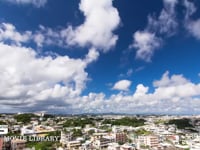 高台から望む町並みと青空の微速度撮影 (DCI 4K) 高台から望む微速度撮影の風景　部分的に降る雨　住宅街の風景　DCI 4K　タイムラプス