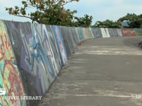 沖縄市泡瀬の海岸沿い遊歩道とグラフィティ (DCI 4K) フィックス撮影　リアルタイム