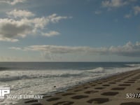 消波ブロックに打ちつける波と水平線 消波ブロックから見た打ちつける波と海の風景　 リアルタイム　フィックス撮影