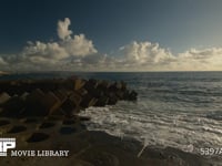 消波ブロックが並ぶ海岸線と海 消波ブロックが並んでいる様子と打ちつける波　リアルタイム　フィックス撮影