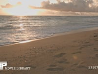 夕日と波打ち際の泡 砂浜から見た波打ち際と夕日　リアルタイム　フィックス撮影