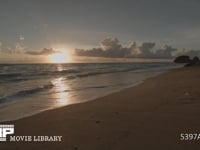 沈みゆく夕日と波打ち際の様子 砂浜から見た波打ち際と夕日のワイドショット　リアルタイム　フィックス撮影