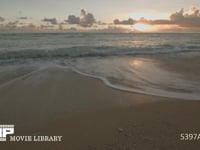 夕日と波打ち際の泡のワイドショット 砂浜から見た波打ち際と夕日のワイドショット　リアルタイム　フィックス撮影
