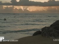 砂浜から見た沈みゆく夕日とサーファー 沈みゆく夕日と海の様子　リアルタイム　フィックス撮影
