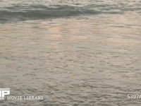 砂浜に打ち寄せる波のクローズアップ 夕暮れ時の波打ち際のクローズアップ　リアルタイム　フィックス撮影