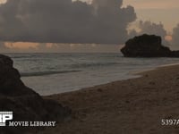夕暮れ時の波打ち際と岩 夕暮れ時の静かな波打ち際の様子　リアルタイム　フィックス撮影