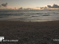 夕暮れ後の砂浜と波 夕暮れ後で暗くなってきた波打ち際　リアルタイム　フィックス撮影