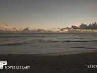 夕暮れ後の砂浜に打ち寄せる波 夕暮れ後で暗くなってきた波打ち際　リアルタイム　フィックス撮影