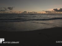 夕暮れ後の砂浜と波 夕暮れ後で暗くなってきた波打ち際　リアルタイム　フィックス撮影