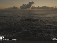 堤防から見た打ちつける波 堤防に打ちつける波と暗くなってきた海　リアルタイム　フィックス撮影