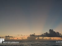 雲の隙間から見える光と水平線のタイムラプス 雲の隙間から漏れる夕暮れ後の太陽の光と水平線　タイムラプス　フィックス撮影