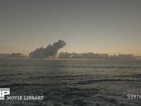 堤防から見た夕暮れ時の海 堤防に打ちつける波と夕暮れ　リアルタイム　フィックス撮影