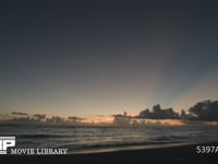 雲の隙間から見える光と水平線 雲の隙間から漏れる夕暮れ後の太陽の光と水平線　リアルタイム　フィックス撮影