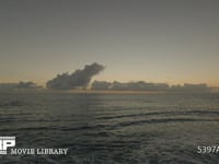 堤防から見た夕暮れ時の海 堤防に打ちつける波と夕暮れ　リアルタイム　フィックス撮影