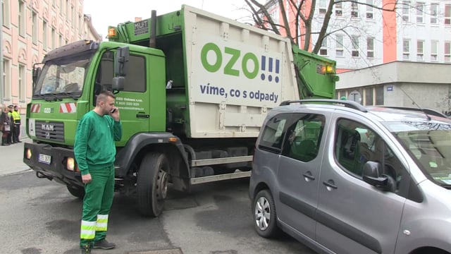Auta blokují popelářské vozy OZO