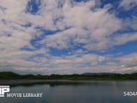 青空と雲のタイムラプス　４K 人工湖と雲の流れ