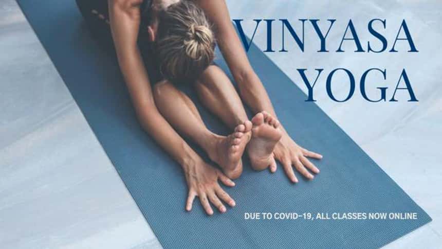女性がストレッチしている姿と、健康とウェルネスの動画テンプレートを使用して、ヴィンヤサヨガクラスを宣伝するヨガスタジオ。