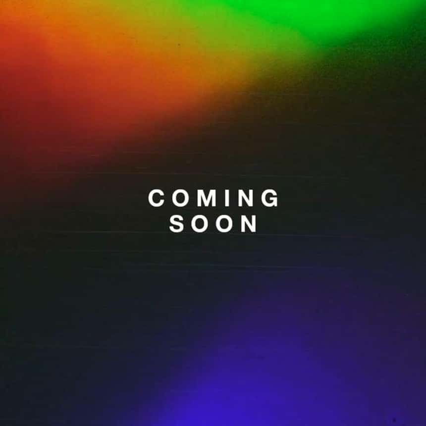 Eine Videovorlage im Format 1:1 mit dem Textbaustein „Coming Soon“ vor einem Hintergrund mit Farbverlauf bewirbt ein bevorstehendes Event.