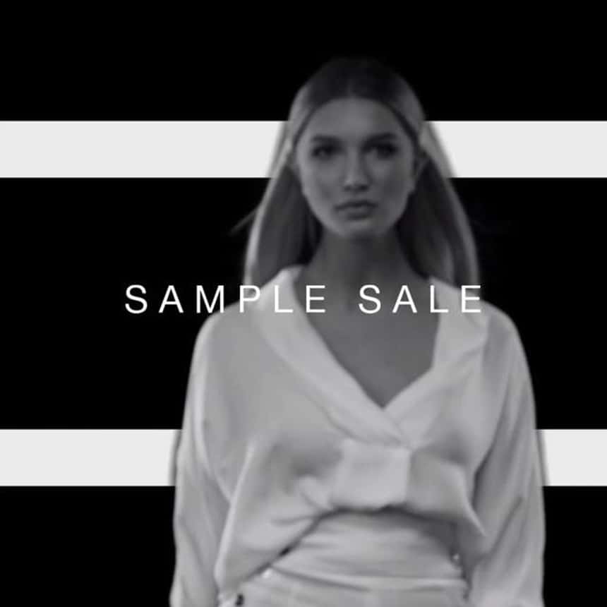 サンプル販売を宣伝するファッションと美容の動画テンプレート。女性がランウェイを歩いていて、テンプレートのテキストには「サンプルセール」と書かれています。