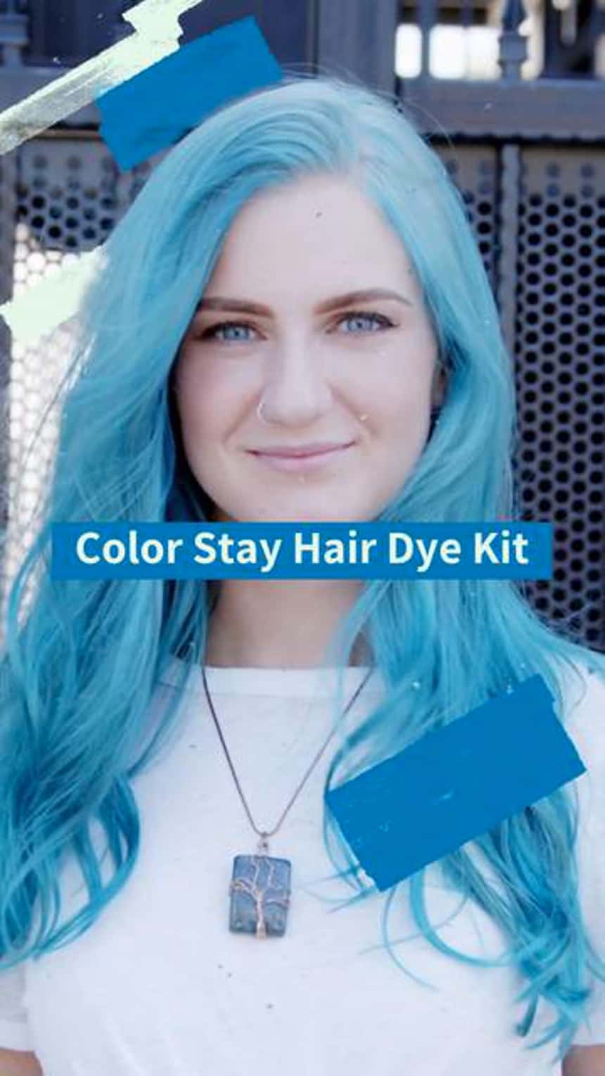 TikTok-Produktdemo mit einer Person mit blauen Haaren. Der Text auf dem Bild lautet: „Color Stay Hair Dye Kit.“
