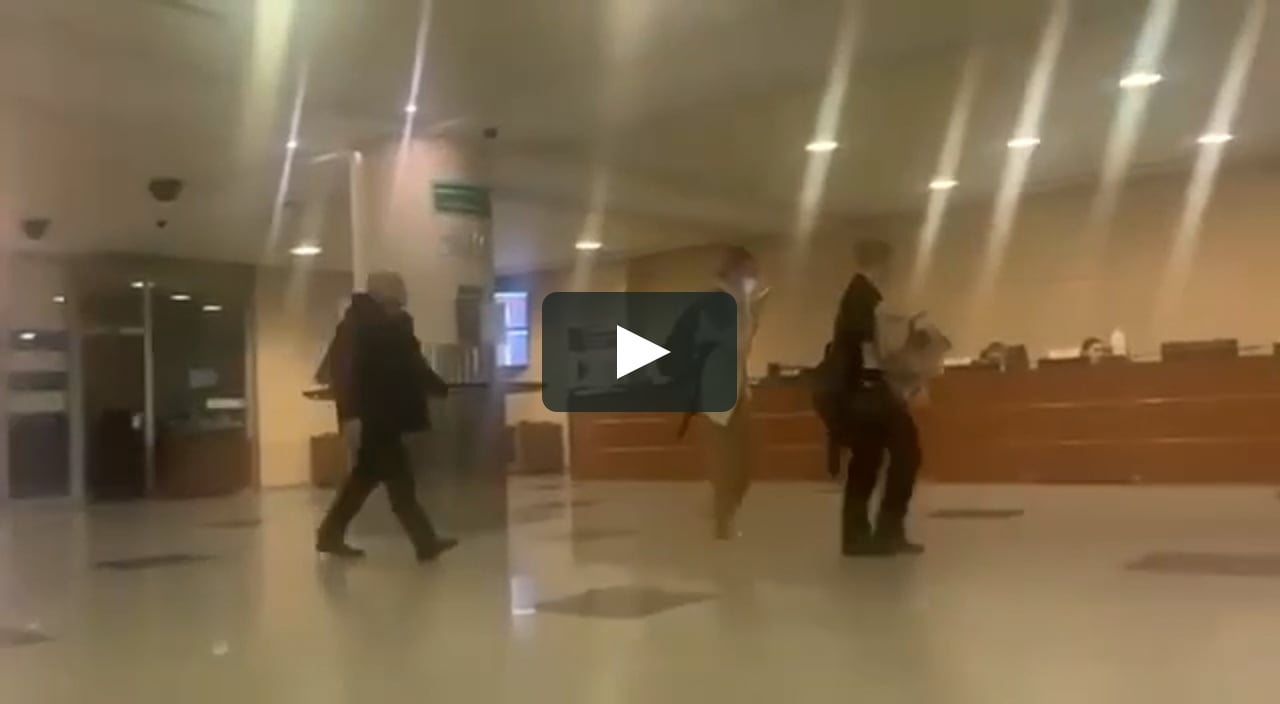 Нападение на собчак. Собчак в аэропорту Домодедово. Задержание в аэропорту. Задержание Ксении Собчак.