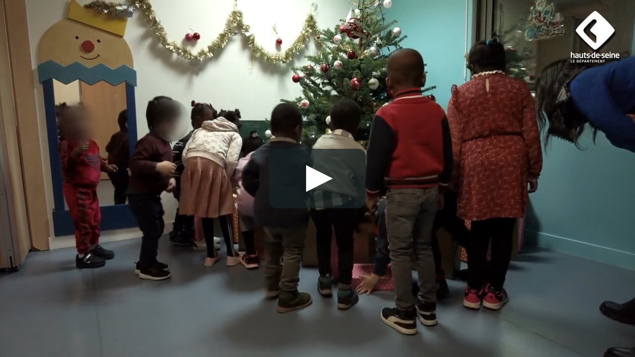 Les enfants de la pouponnière Paul Manchon à Asnières fêtent Noël on Vimeo