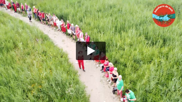 De Esch menselijke slinger van 300 m voor behoud natuurgebied