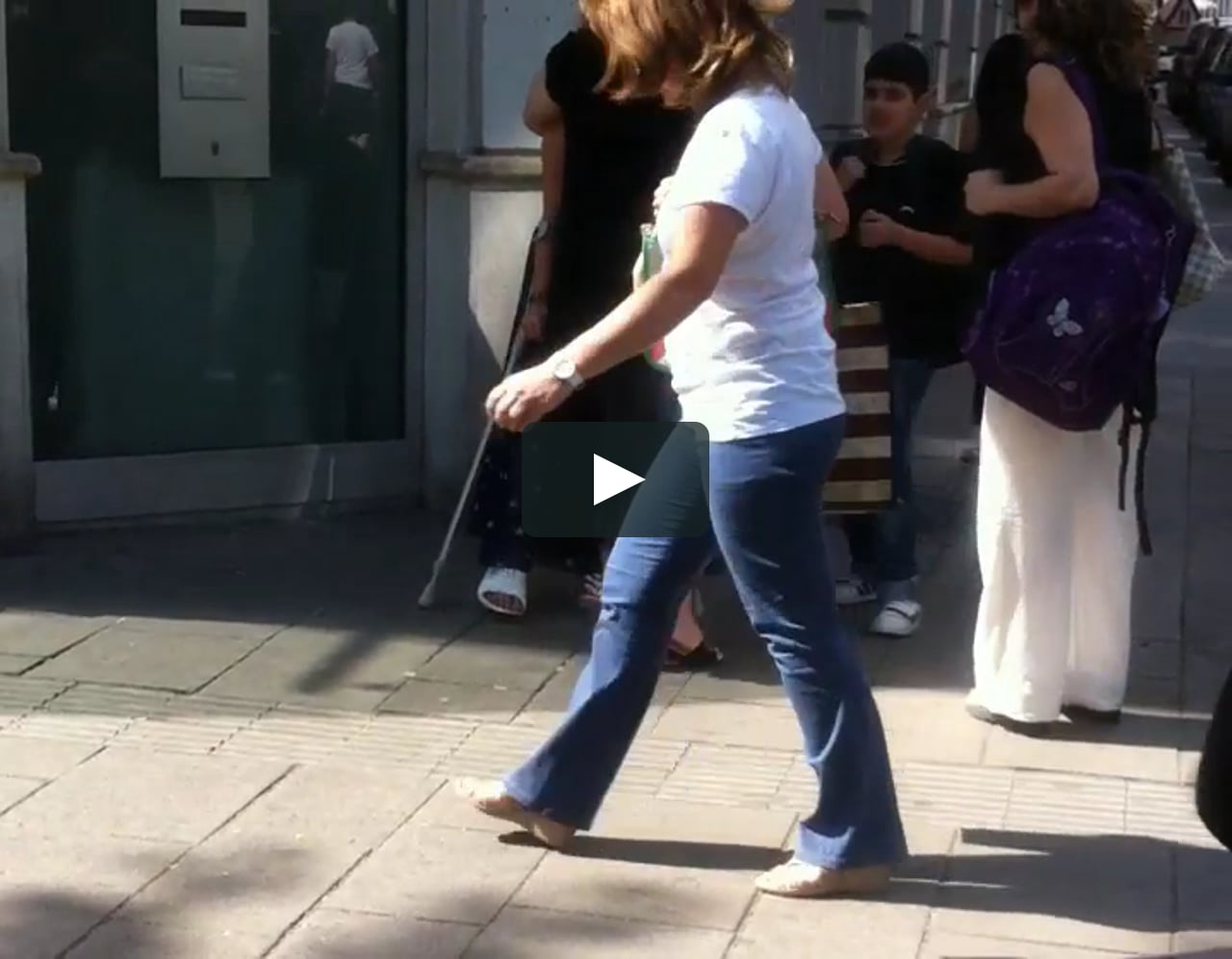 SLWC girl with crutches @ Mariahilfer Strasse Wien on Vimeo