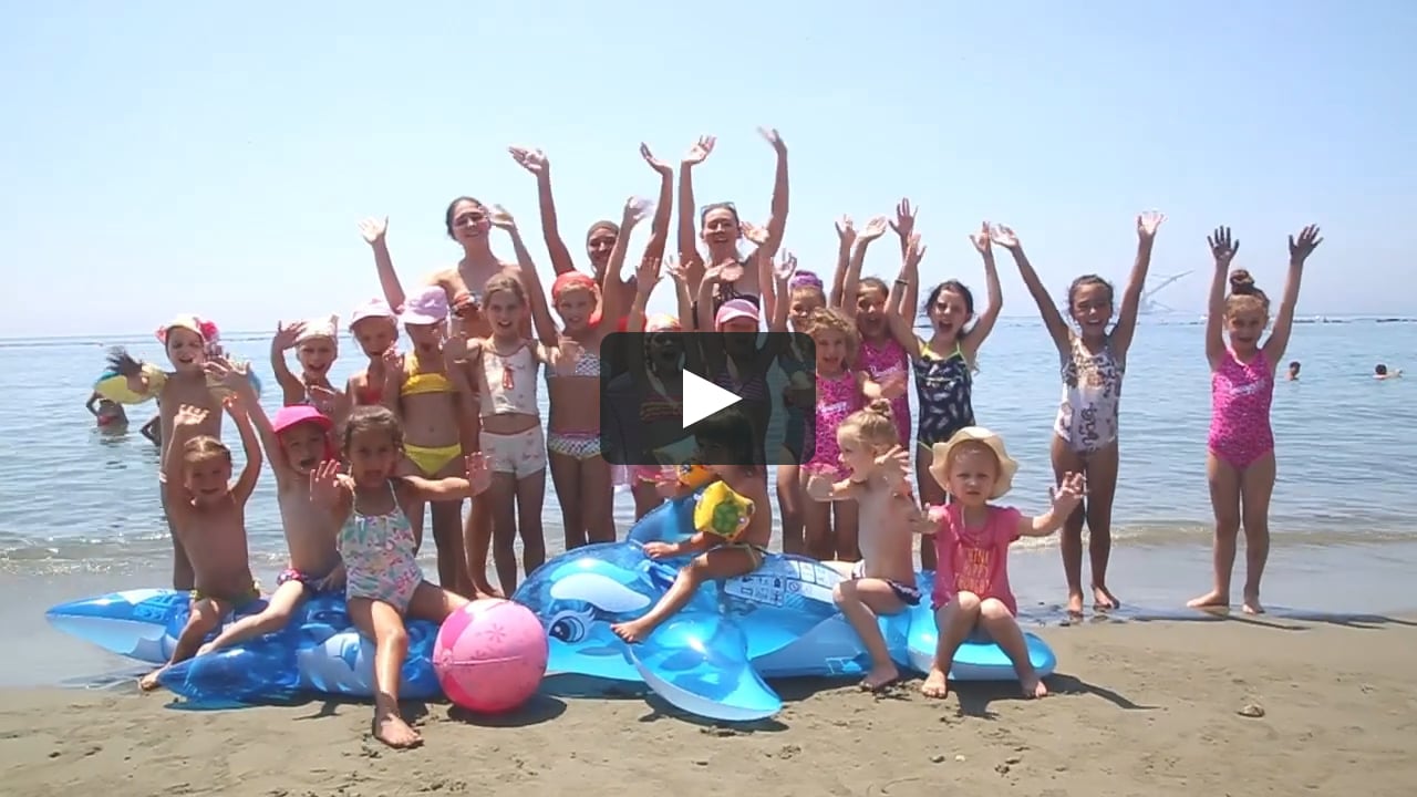 Юные гимнастки на море в лагере душе Юные гимнастки на море в лагере душе