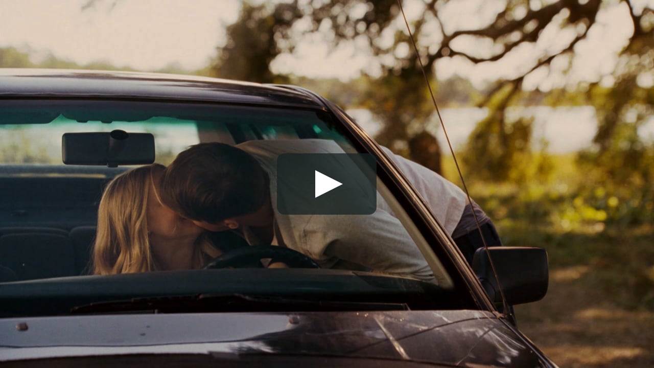 Таксист подвез девушку. «Дорогой Джон» (Dear John, 2010). Поцелуй в машине. Поцелуй из машины в машину. Любовь в машине гиф.