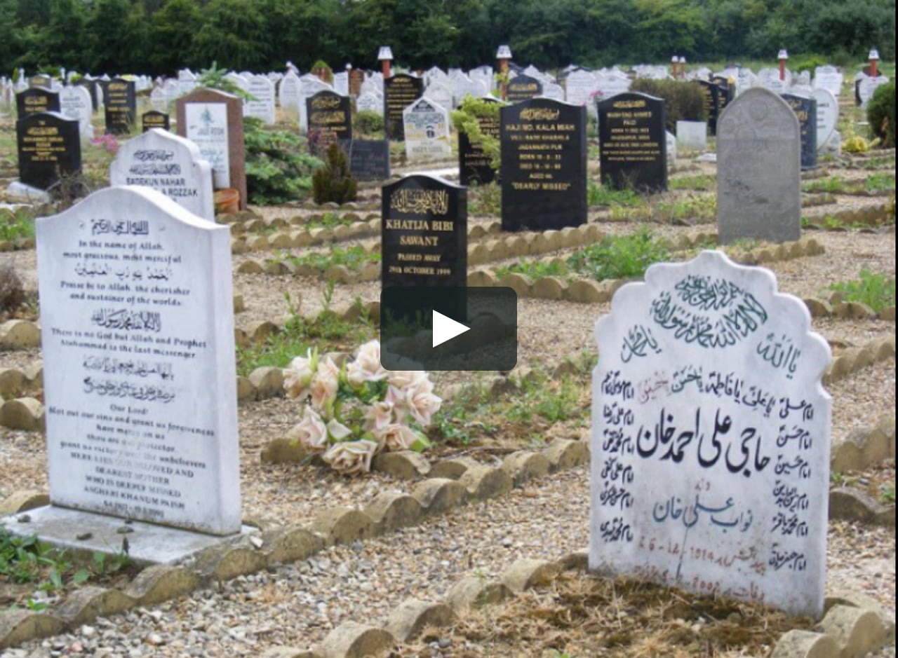 Какую молитву читать на кладбище мусульманам. Мусульманское кладбище. Могилы в арабских странах. Мусульманские могилы портретами.