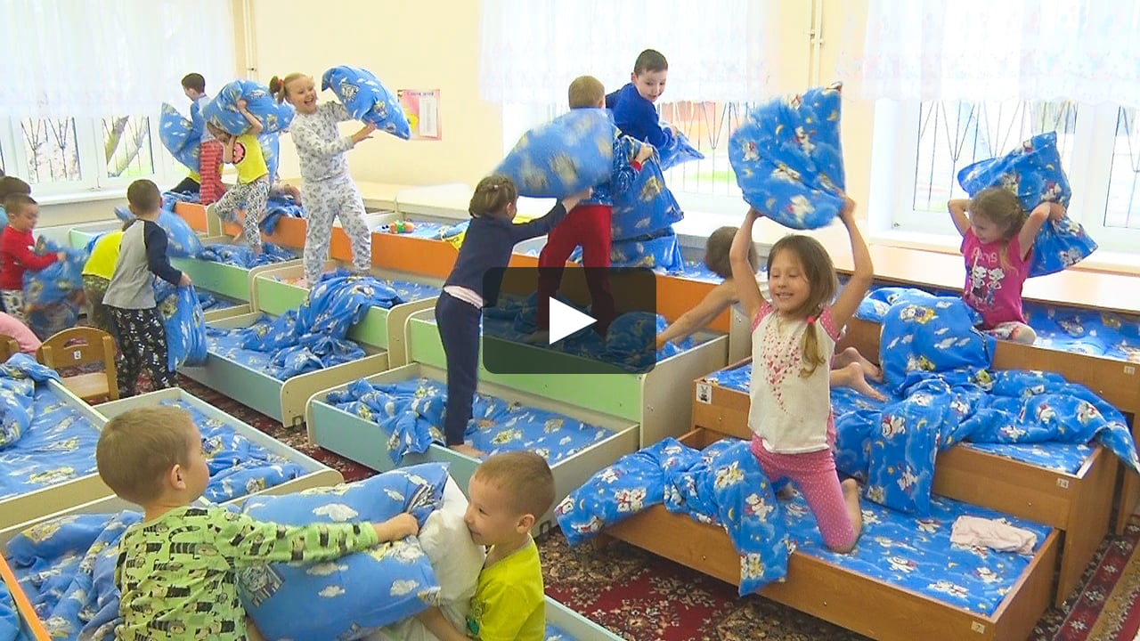 дети в садике спят на раскладушках
