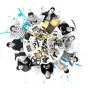 Personalen som arbetar på Vingaland runt ett runt bord sett från ovan