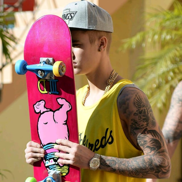 Джастин бибер d 2012. Джастин мил. Джастин мил. Джастин тимберлейк с милой кунис. Джастин бибер.