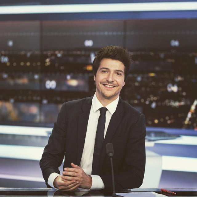 Eliot Deval Porte T Il Une Perruque